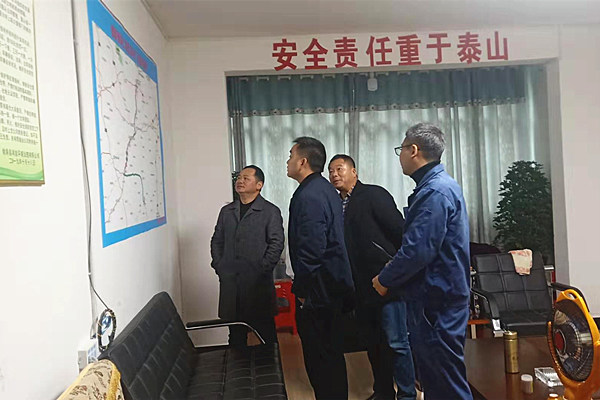 商討運(yùn)輸路線(xiàn).jpg