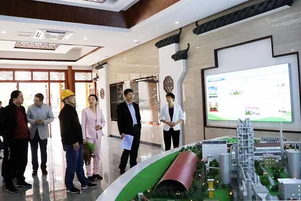 調研組參觀主廠房一樓展示廳、智能中央控制室01.jpg